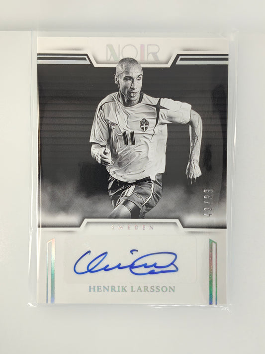 Henrik Larsson auto /99 - Panini Noir World Cup 25/26