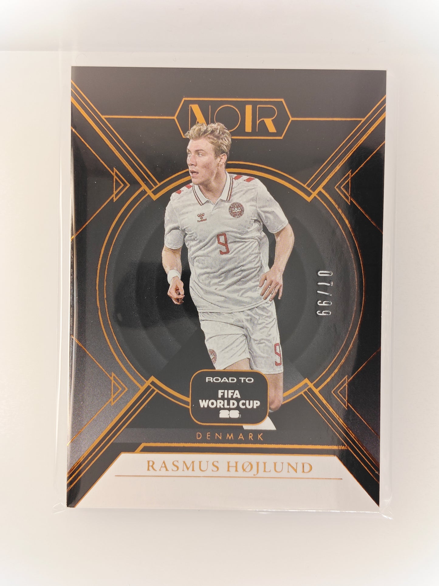 Rasmus Højlund 7/99 - Panini Noir World Cup 25/26