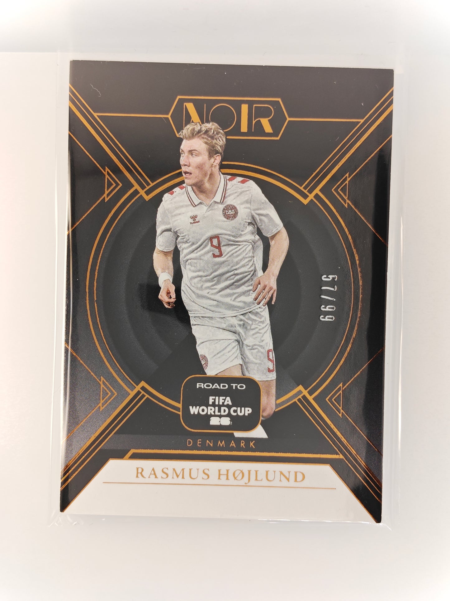 Rasmus Højlund 57/99 - Panini Noir World Cup 25/26