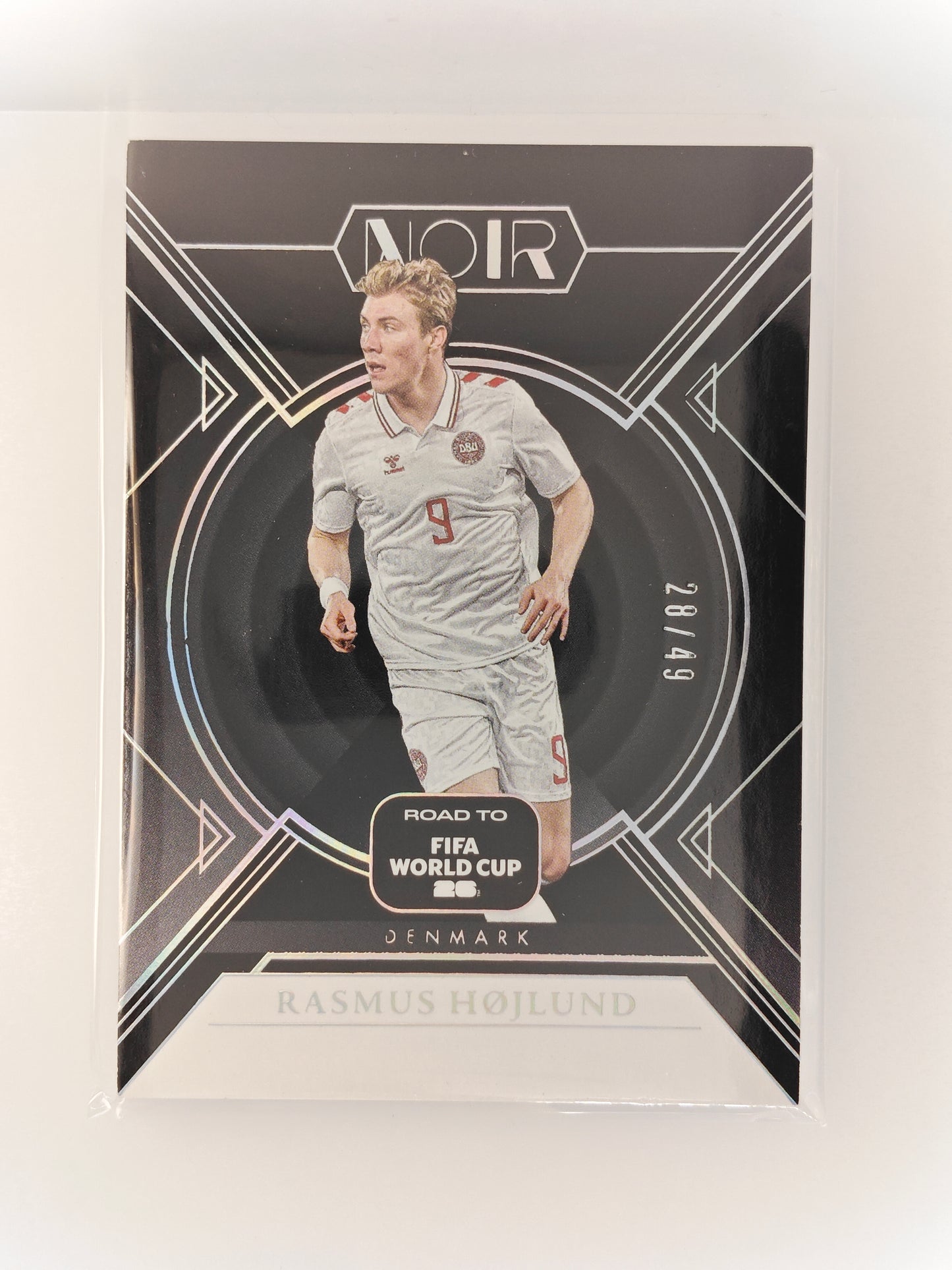 Rasmus Højlund /49 - Panini Noir World Cup 25/26